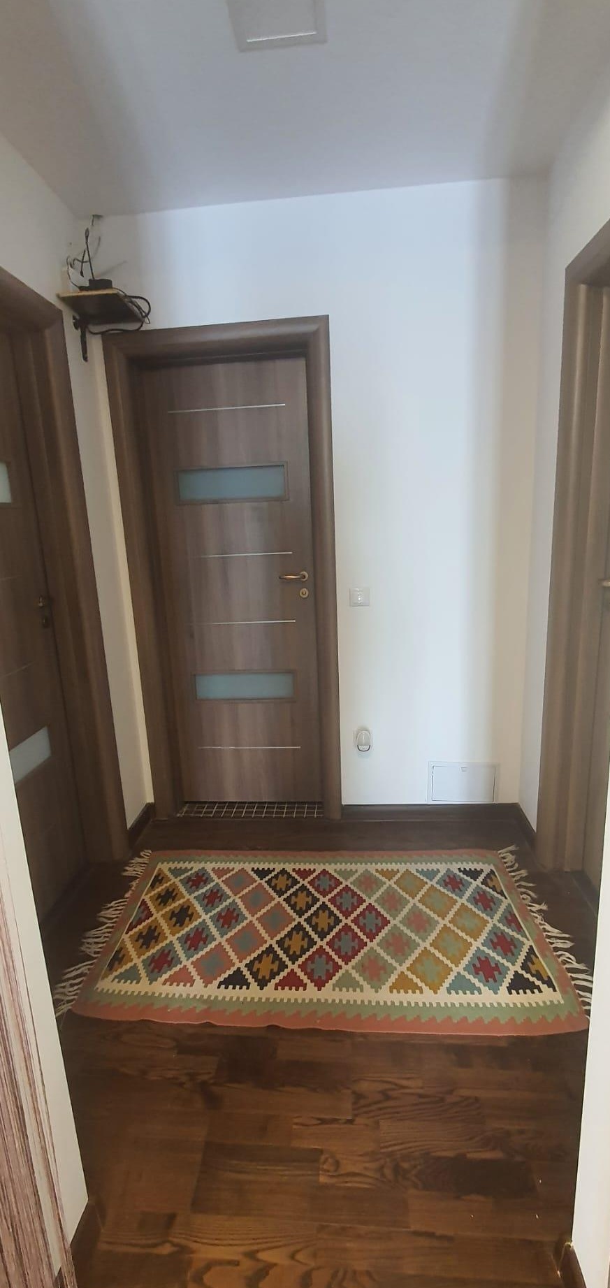 Apartament 3 camere de vanzare situat la parterul unei vile zona castelul Peles