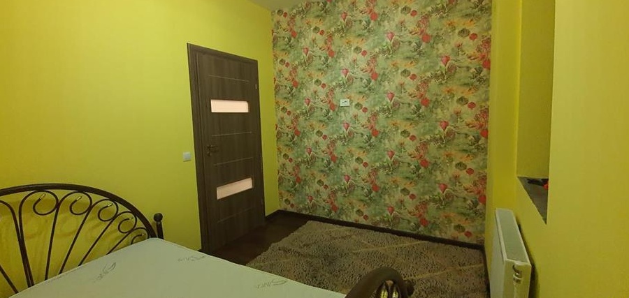 Apartament 3 camere de vanzare situat la parterul unei vile zona castelul Peles