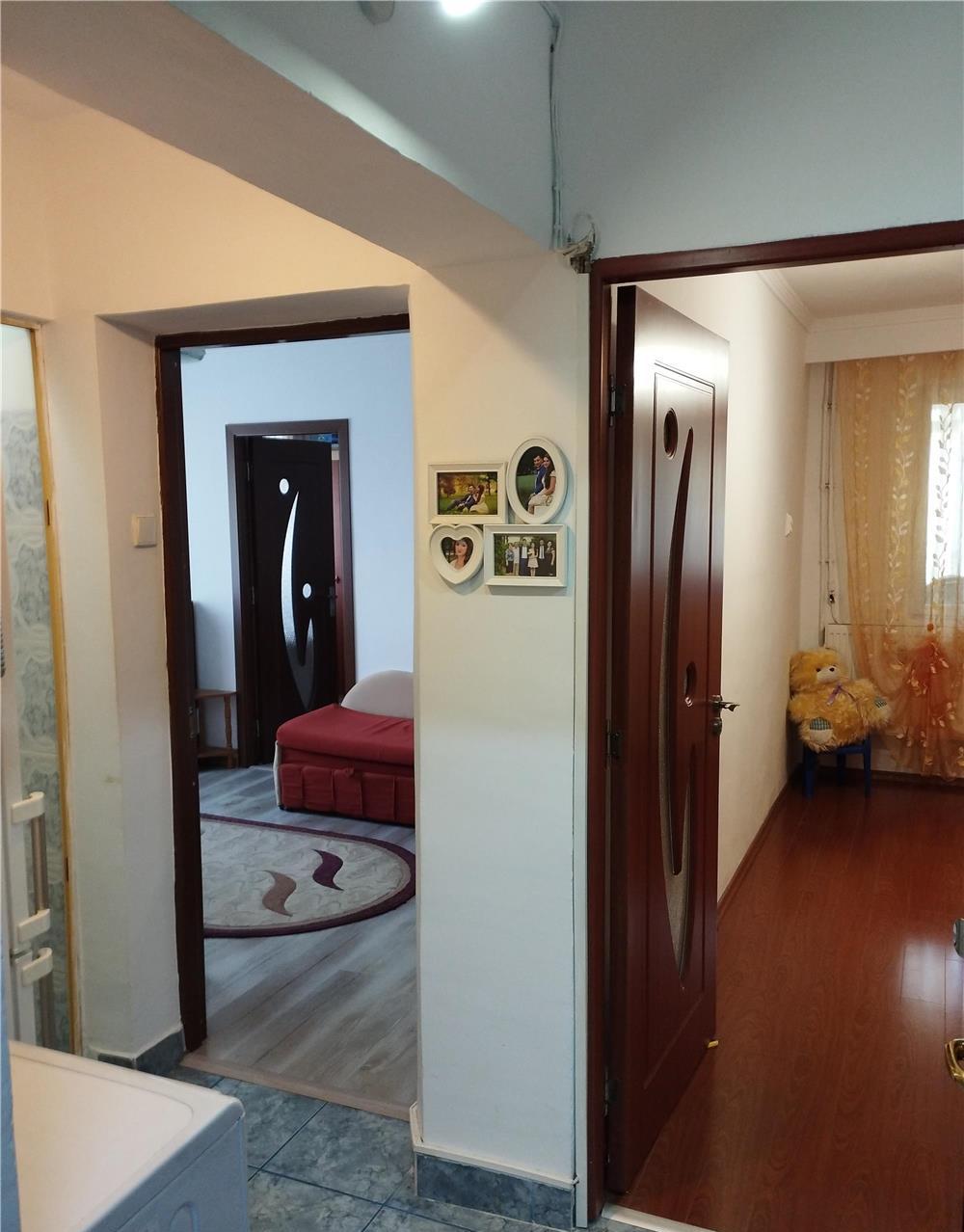 Apartament 3 camere, decomandat ,etajul 1
