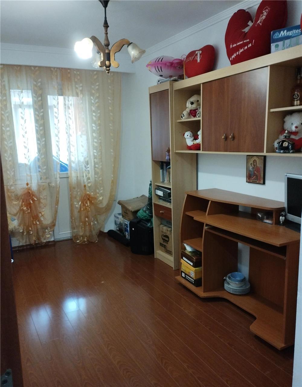 Apartament 3 camere, decomandat ,etajul 1