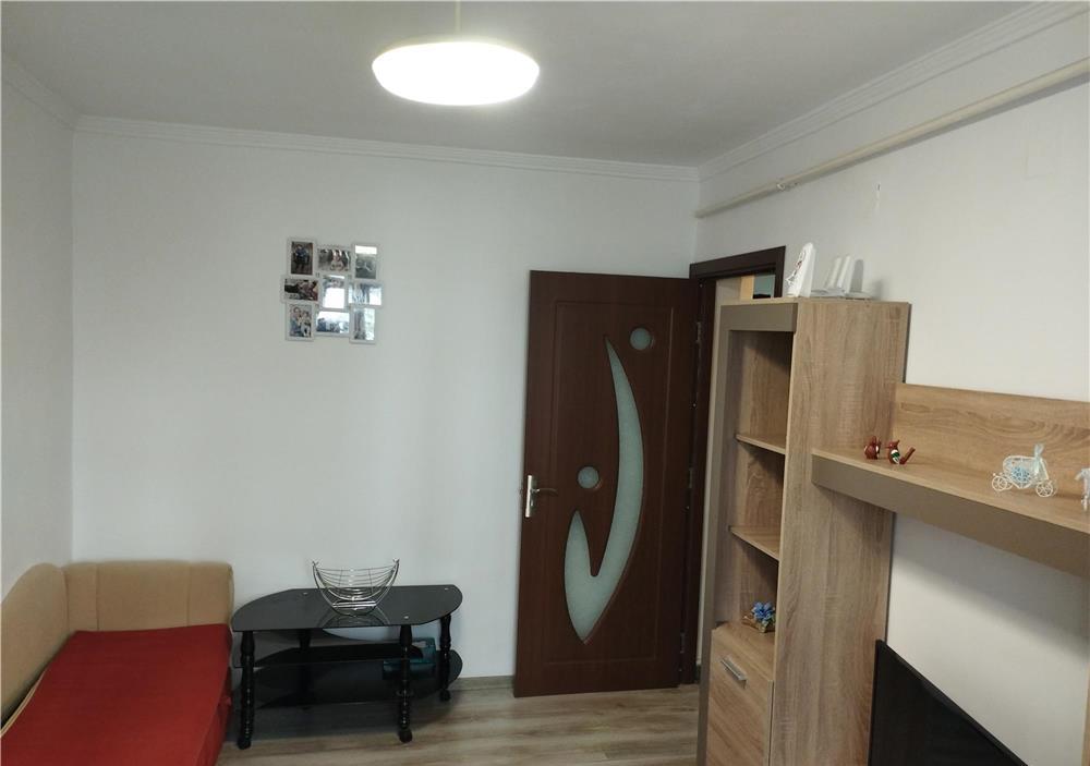 Apartament 3 camere, decomandat ,etajul 1