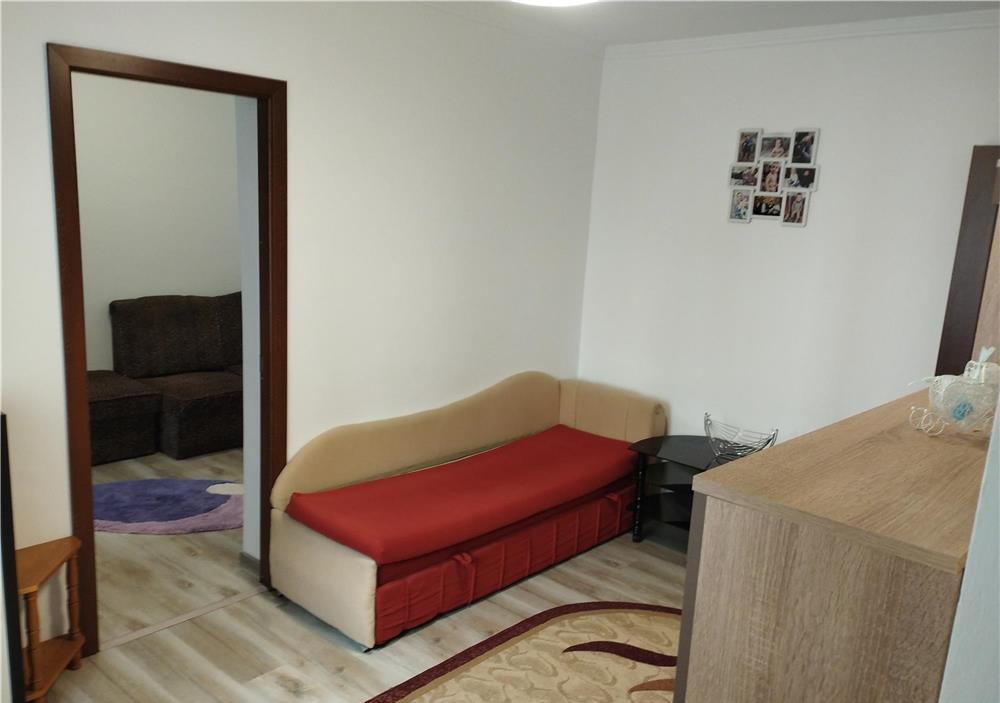 Apartament 3 camere, decomandat ,etajul 1