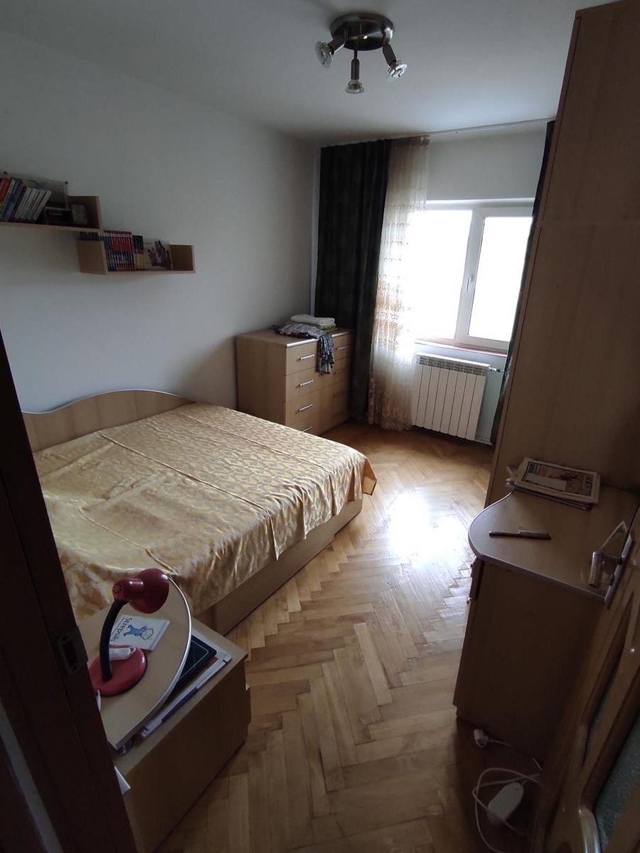 Apartament 3 camere decomandat, strada Alion