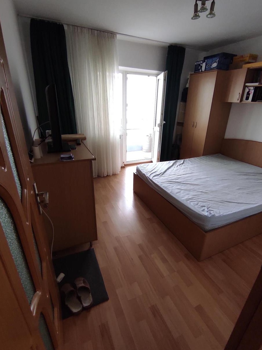 Apartament 3 camere decomandat, strada Alion