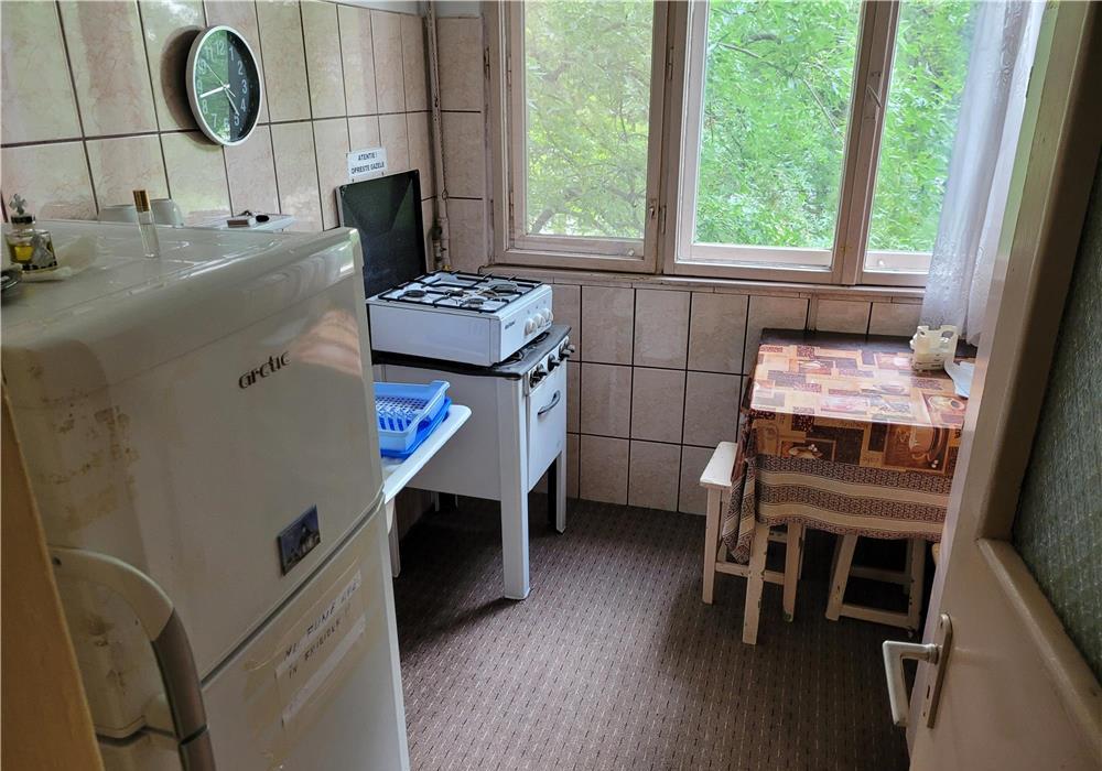 Apartament 3 camere etaj 2/10 - direct proprietar