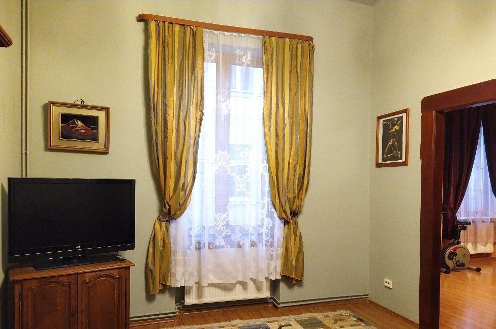 Apartament 3 camere, etj 1 in cladire istorica, zona Piata Romanilor