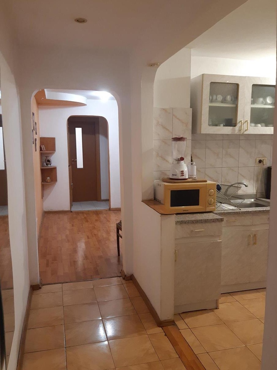 Apartament 3 camere, semidecomandat, Poarta 6, loc parcare