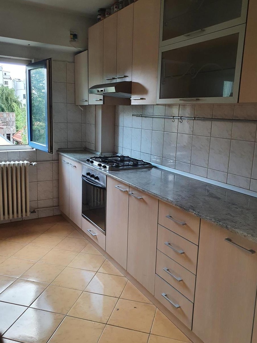 apartament 3 camere spre inchiriere