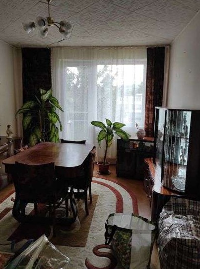 Apartament 3 camere , Vulcan , langa piata .