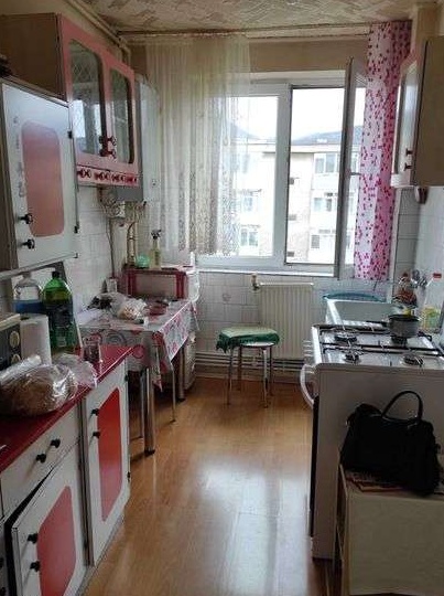 Apartament 3 camere , Vulcan , langa piata .
