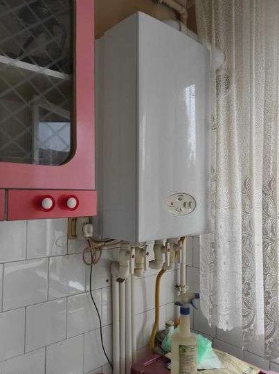 Apartament 3 camere , Vulcan , langa piata .