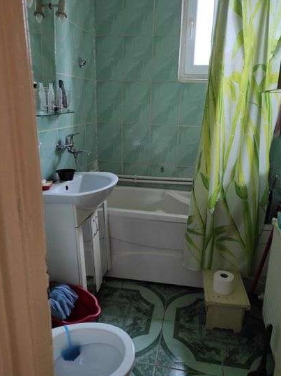 Apartament 3 camere , Vulcan , langa piata .