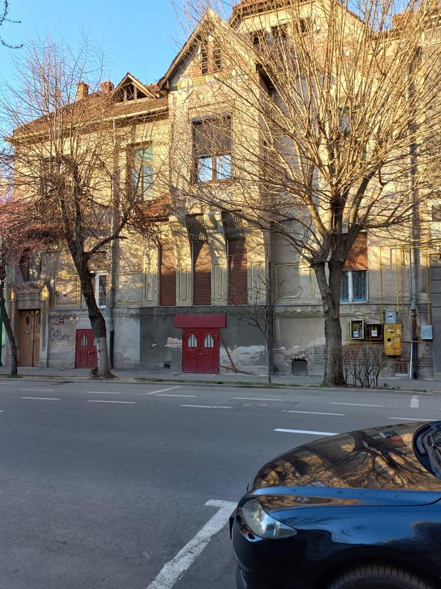 Apartament 3 camere,clădire istorica,central.