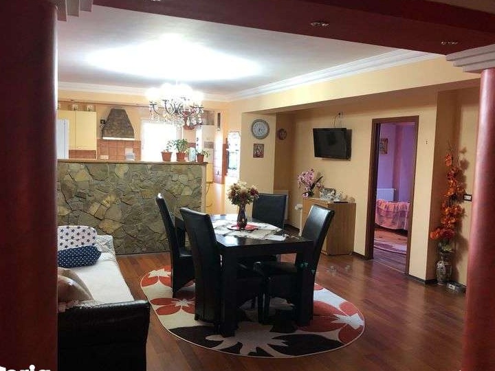 Apartament 4 camere de vanzare