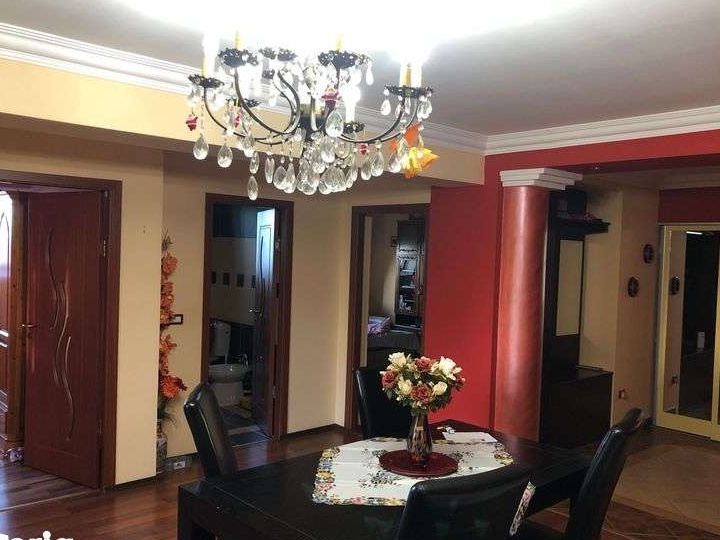 Apartament 4 camere de vanzare