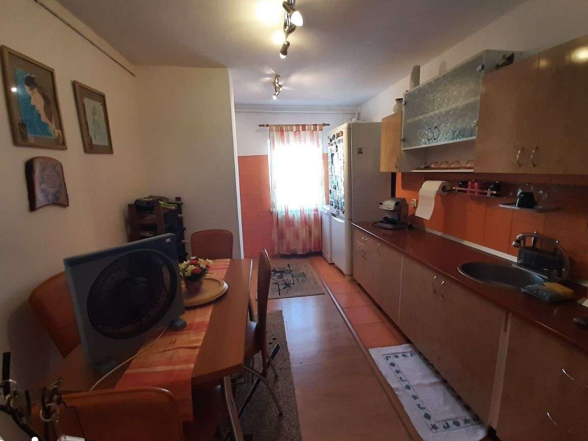 Apartament 4 camere decomandat