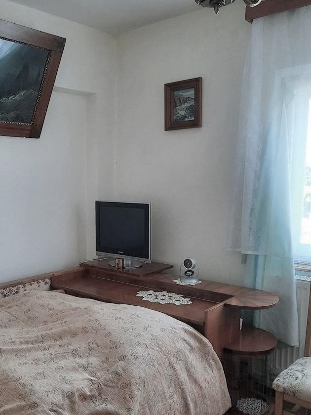 Apartament 4 camere, decomandat, 77 mp, 65000 euro, ultracentral, Radauti, jud. Suceava