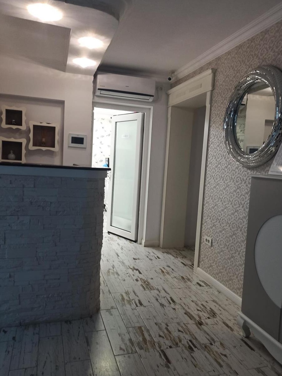 apartament 4 camere/Spațiu comercial