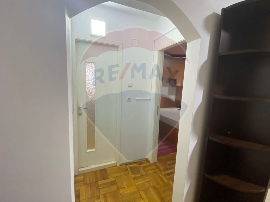 Apartament cu 2 camere de închiriat în zona Piata Mica