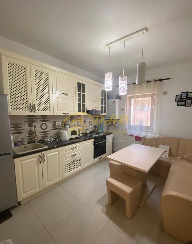 Apartament cu 2 camere, decomandat, etajul 1, cu loc de parcare