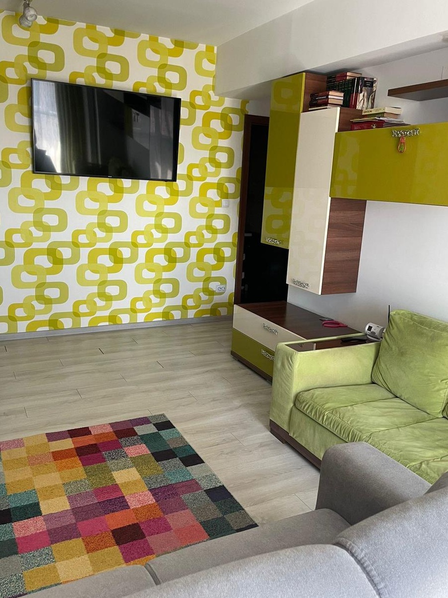 Apartament cu 3 camere de închiriat