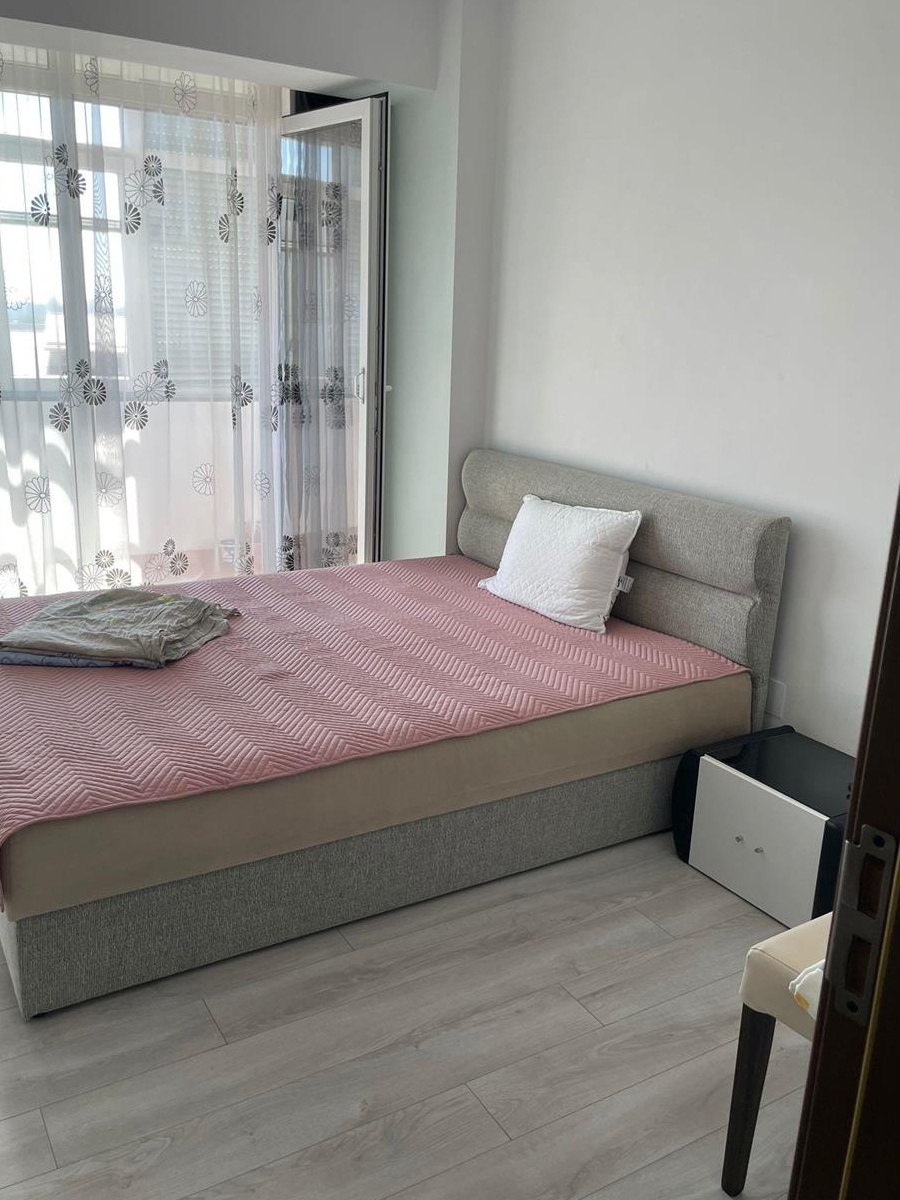 Apartament cu 3 camere de închiriat