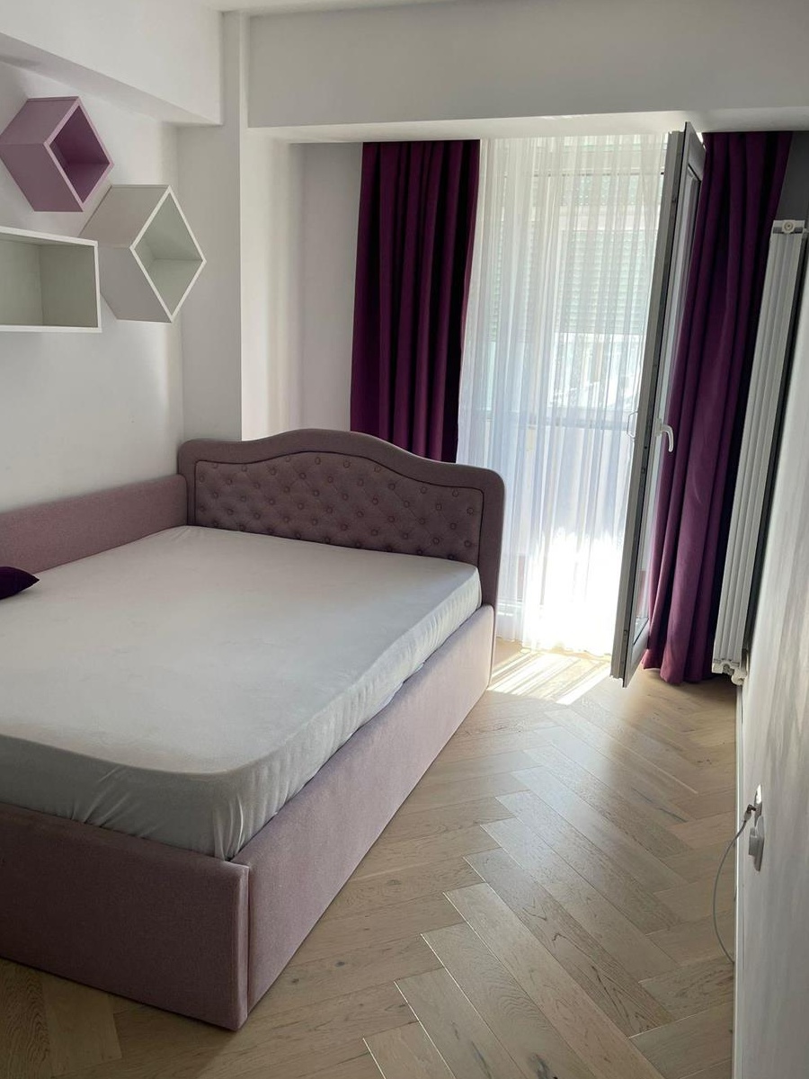 Apartament cu 3 camere de închiriat