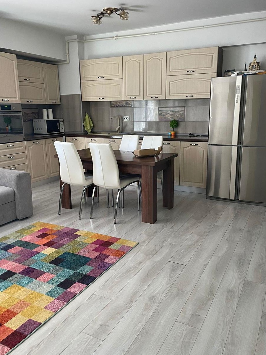 Apartament cu 3 camere de închiriat