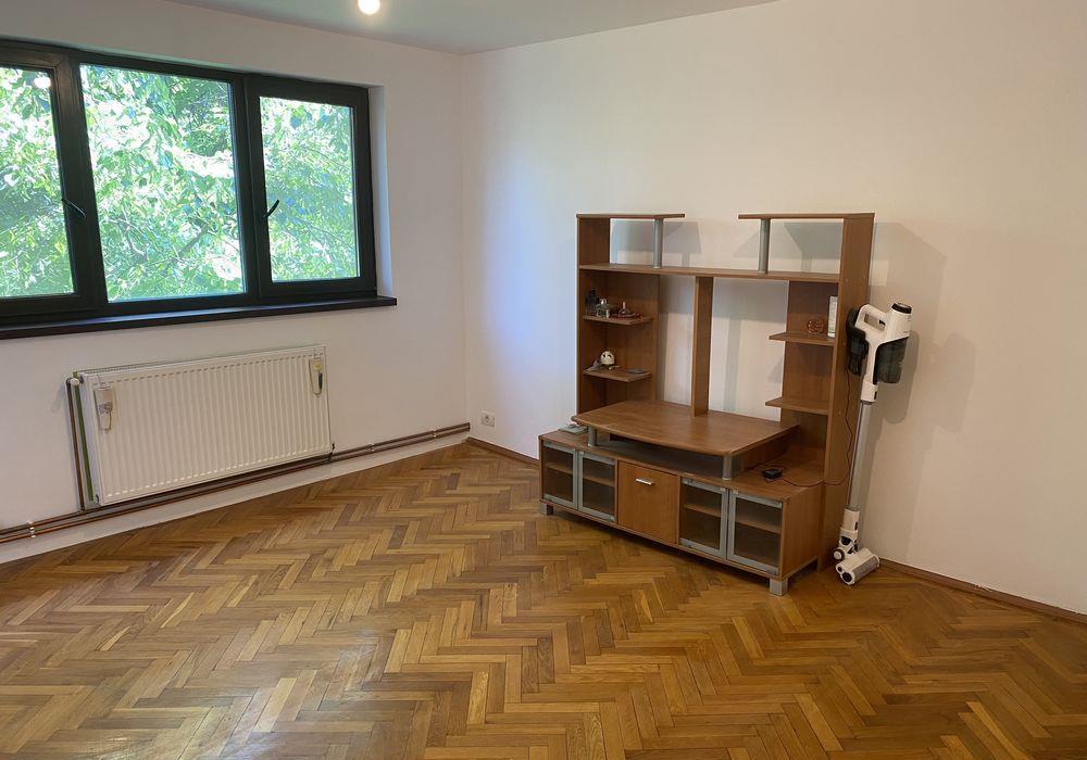 Apartament cu 4 (3) camere - zona Gh Lazar/Dacia, etaj 3, boxa in CF