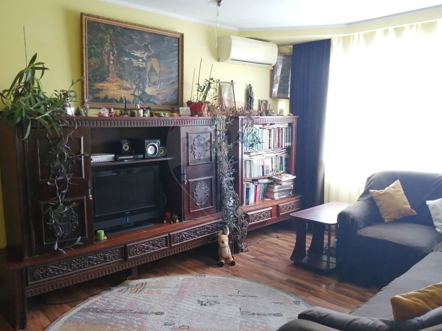 Apartament cu 4 camere de vânzare în zona Micro 16