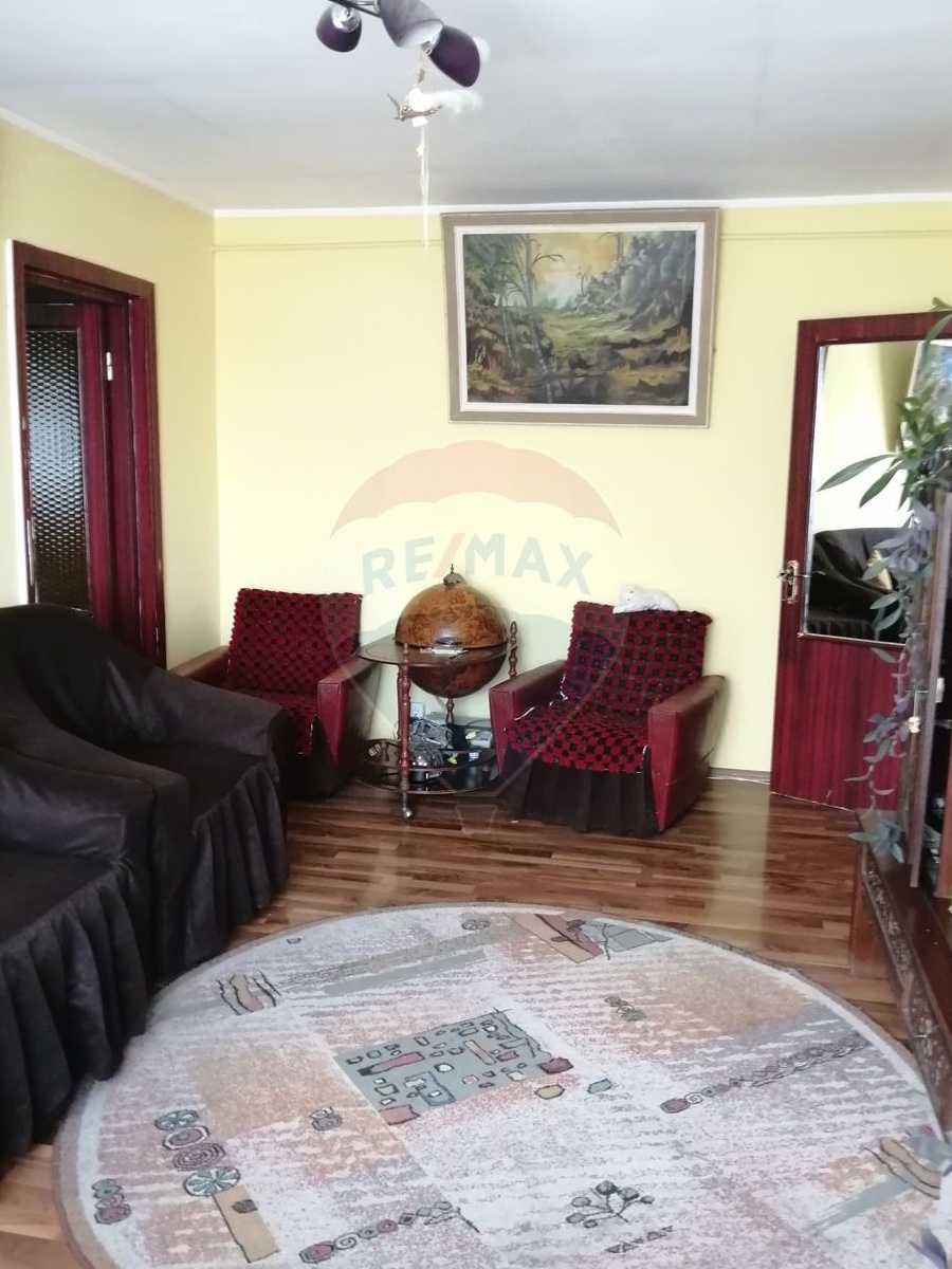 Apartament cu 4 camere de vânzare în zona Micro 16