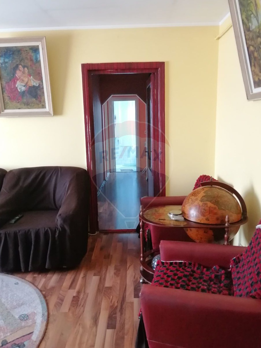 Apartament cu 4 camere de vânzare în zona Micro 16