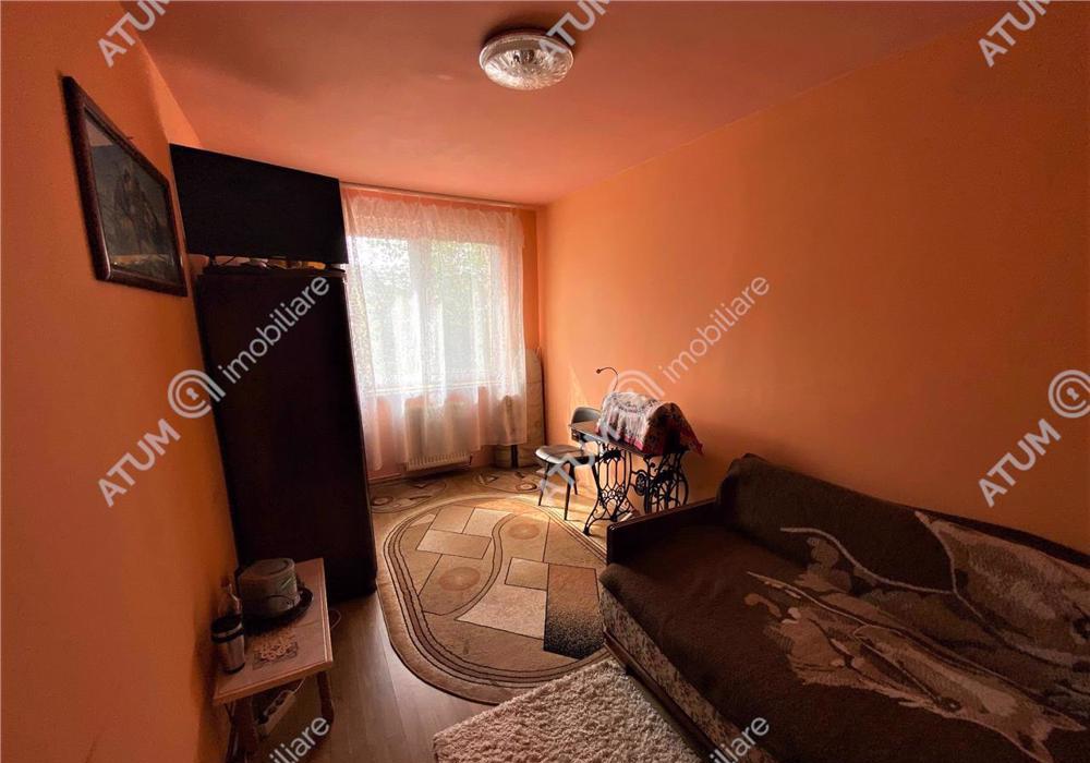 Apartament cu 4 camere decomandate si 2 bai in zona Nicolae Iorga