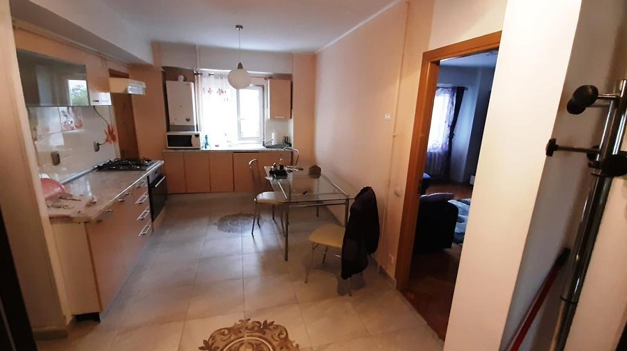 Apartament de 3 camere decomandate in zona Centrala