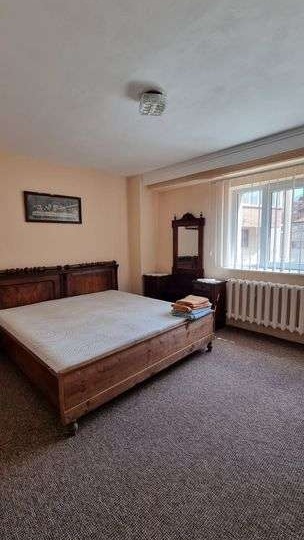 Apartament de închiriat 4 camere, zonă centrală, loc de parcare inclus