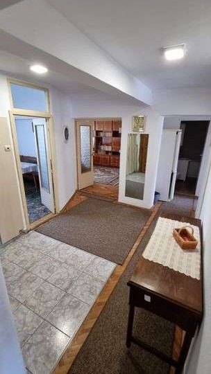 Apartament de închiriat 4 camere, zonă centrală, loc de parcare inclus