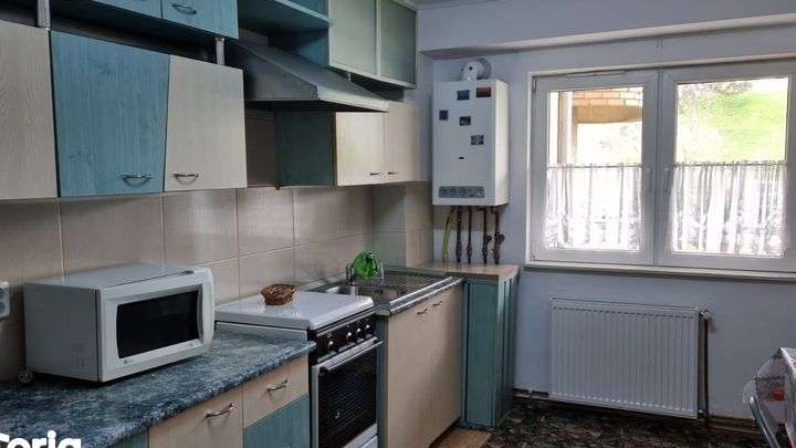 Apartament de închiriat 4 camere, zonă centrală, loc de parcare inclus