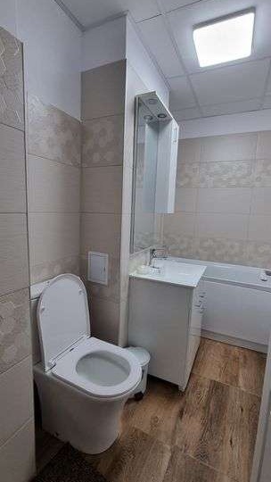 Apartament de închiriat 4 camere, zonă centrală, loc de parcare inclus