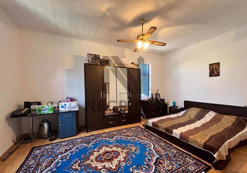 Apartament in casa la curte comuna, zona Lunei