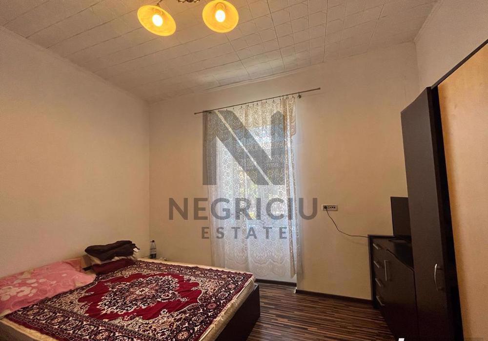 Apartament in casa la curte comuna, zona Lunei