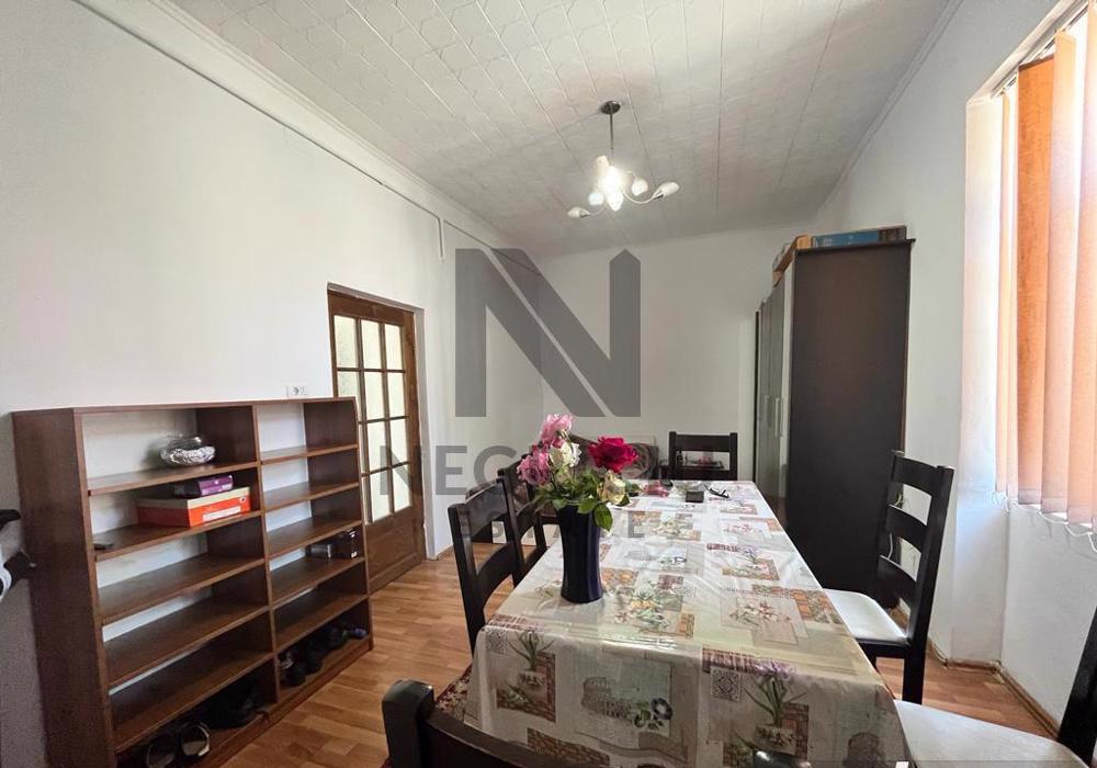 Apartament in casa la curte comuna, zona Lunei