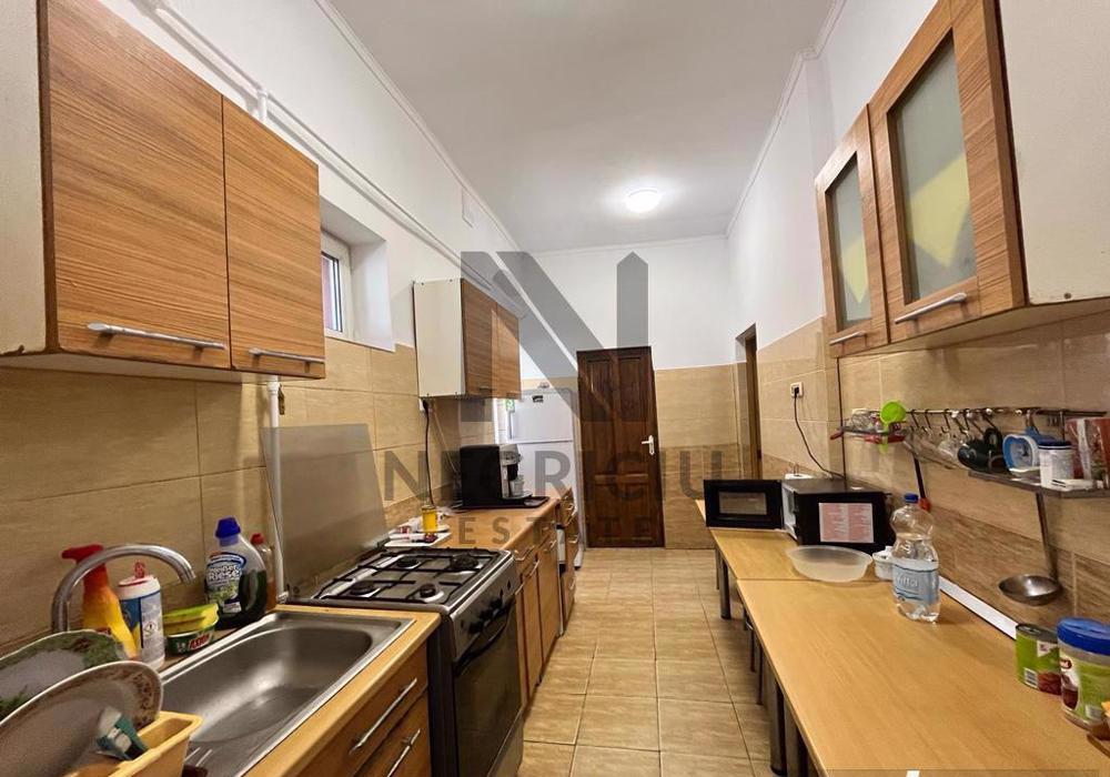 Apartament in casa la curte comuna, zona Lunei