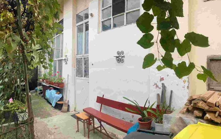 Apartament la casa, curte comuna