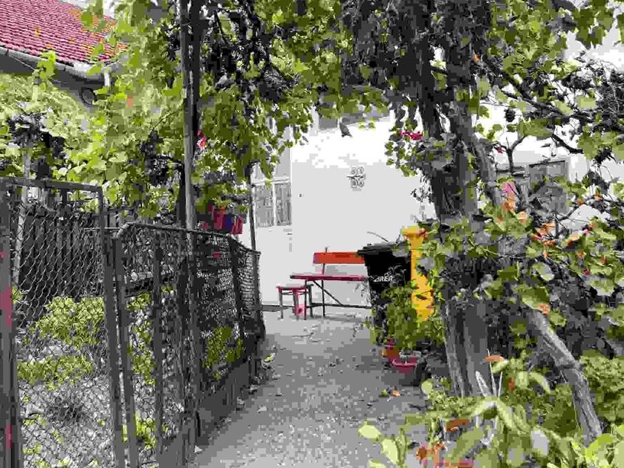 Apartament la casa, curte comuna