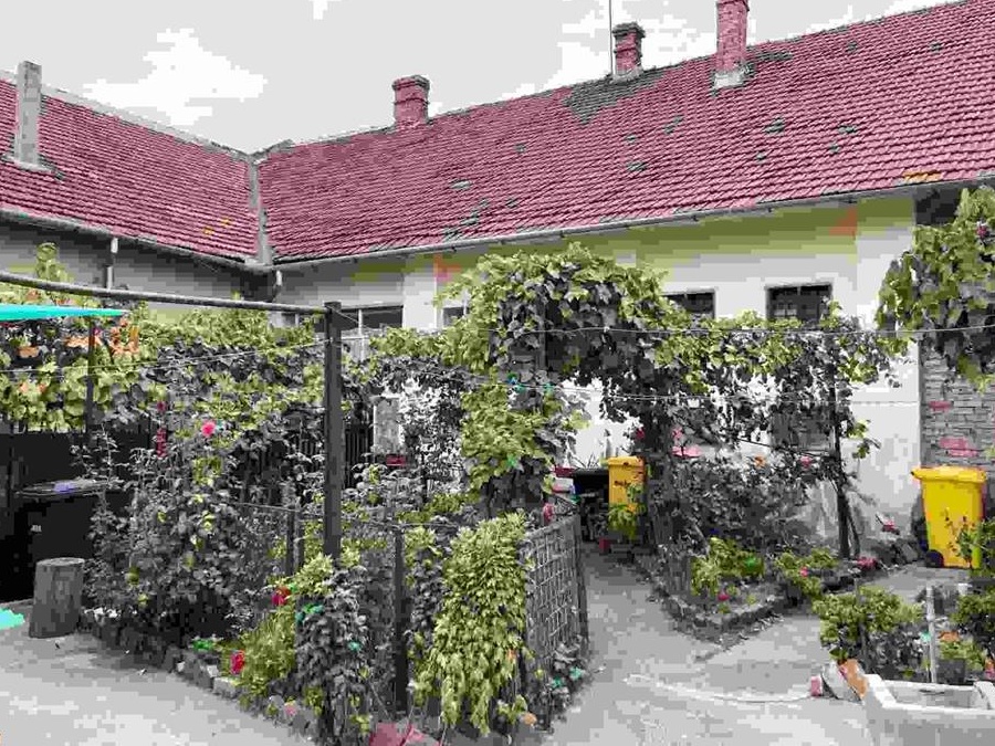 Apartament la casa, curte comuna