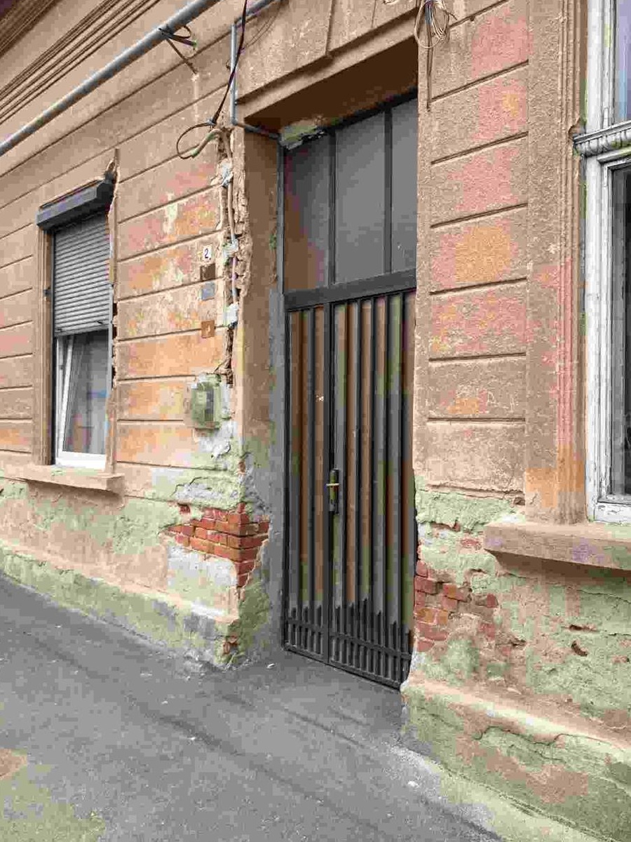 Apartament la casa, curte comuna