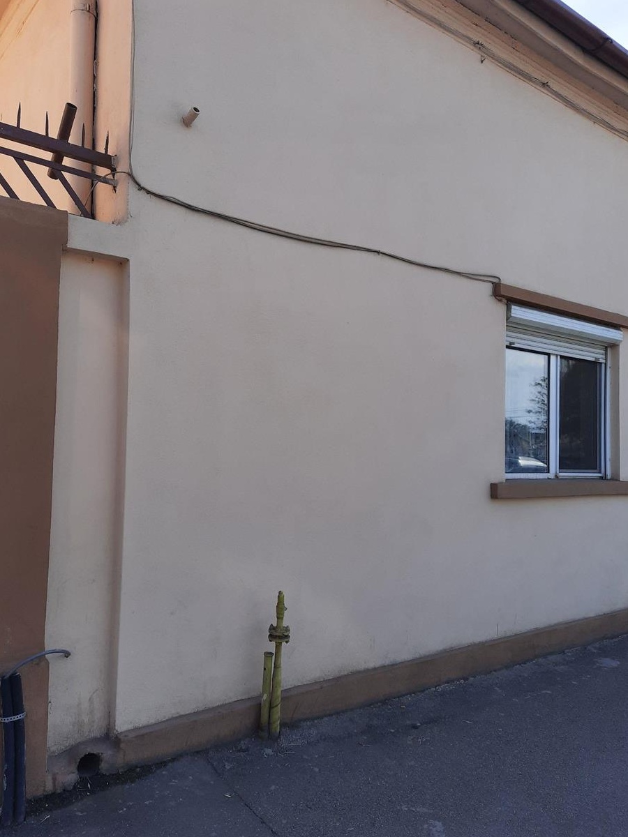 Apartament la curte de vânzare