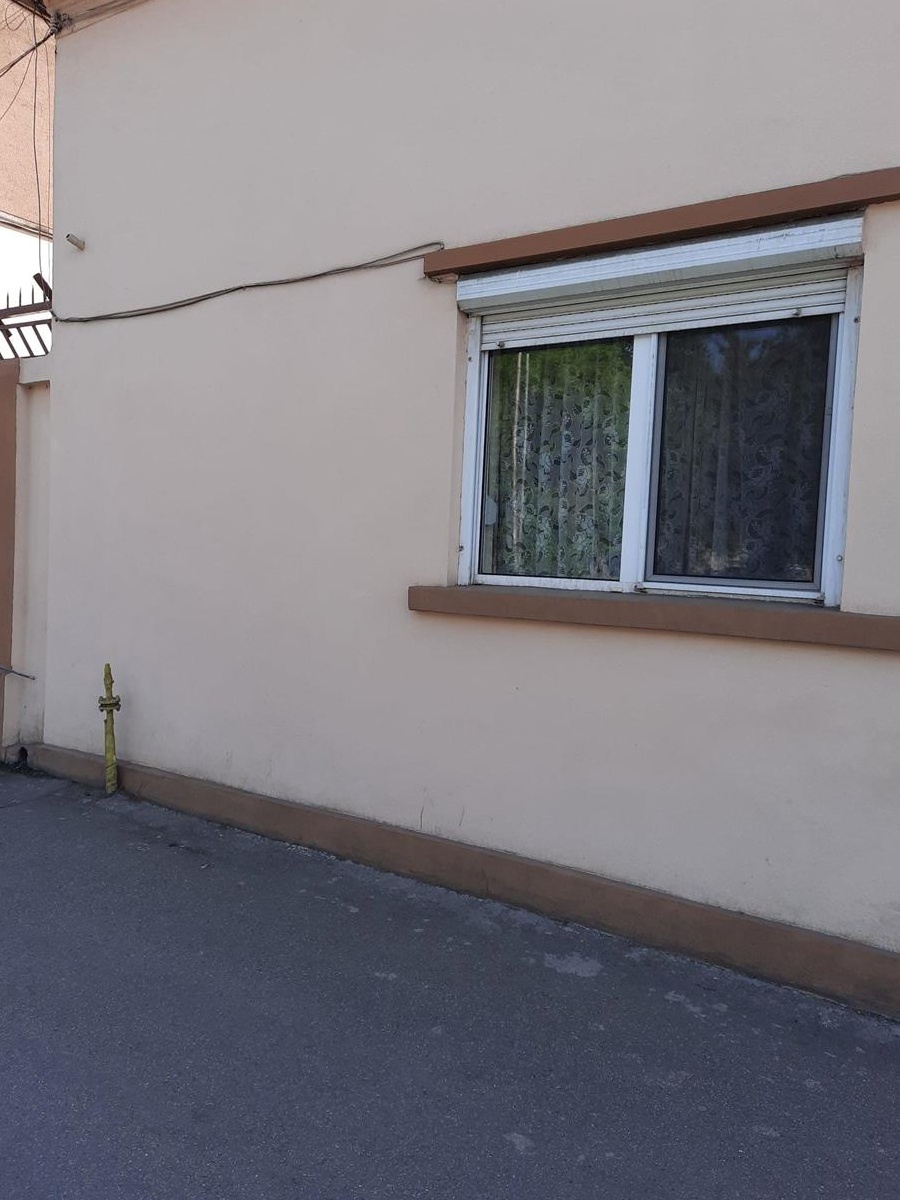 Apartament la curte de vânzare