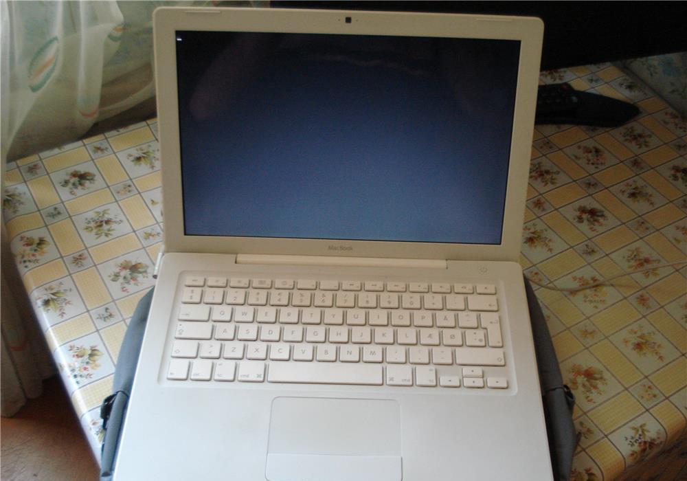 Apple MacBook A1181-2.0GHz C2D-3.0GB Ram display 13,3"