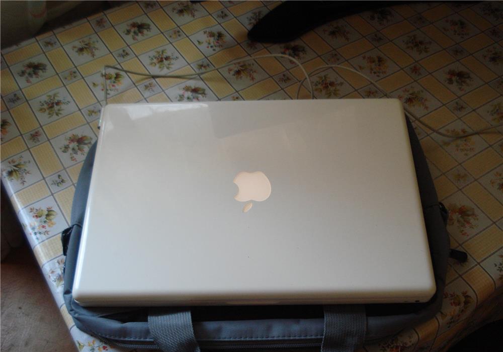 Apple MacBook A1181-2.0GHz C2D-3.0GB Ram display 13,3"